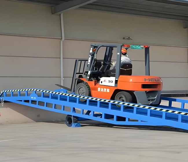 铁东移动式卸货平台（叉车用）